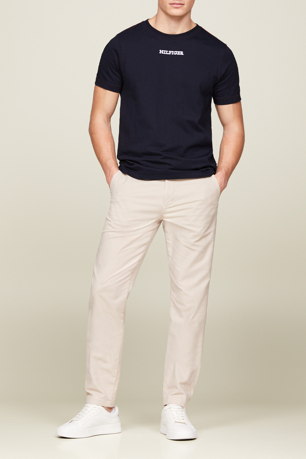 תמונת כל הלוק של חולצת טי TOMMY HILFIGER